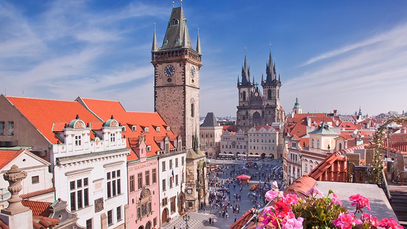 vackra hustak och fasader, blommor i gamla stan i prag